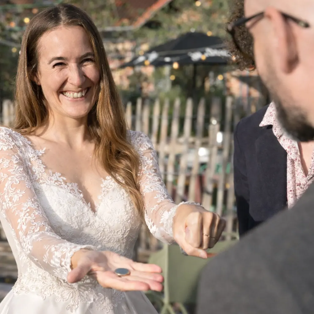 Zachary réalisant une expérience de mentalisme avec des invités
